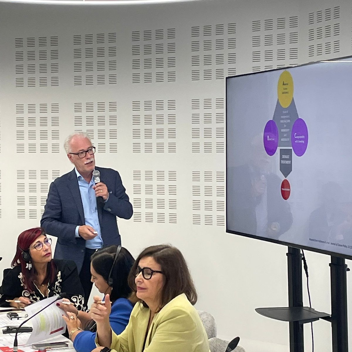 CSLViforES's tweet image. 💬 Comienza el encuentro “La salud de la sangre, prioridad nacional”, un encuentro organizado por @SEDISA_NET en el que expertos en gestión sanitaria y clínica abordan los beneficios del Patient Blood Management (PBM) en el SNS.
Durante el primer bloque, el Dr. Axel Hofmann,…
