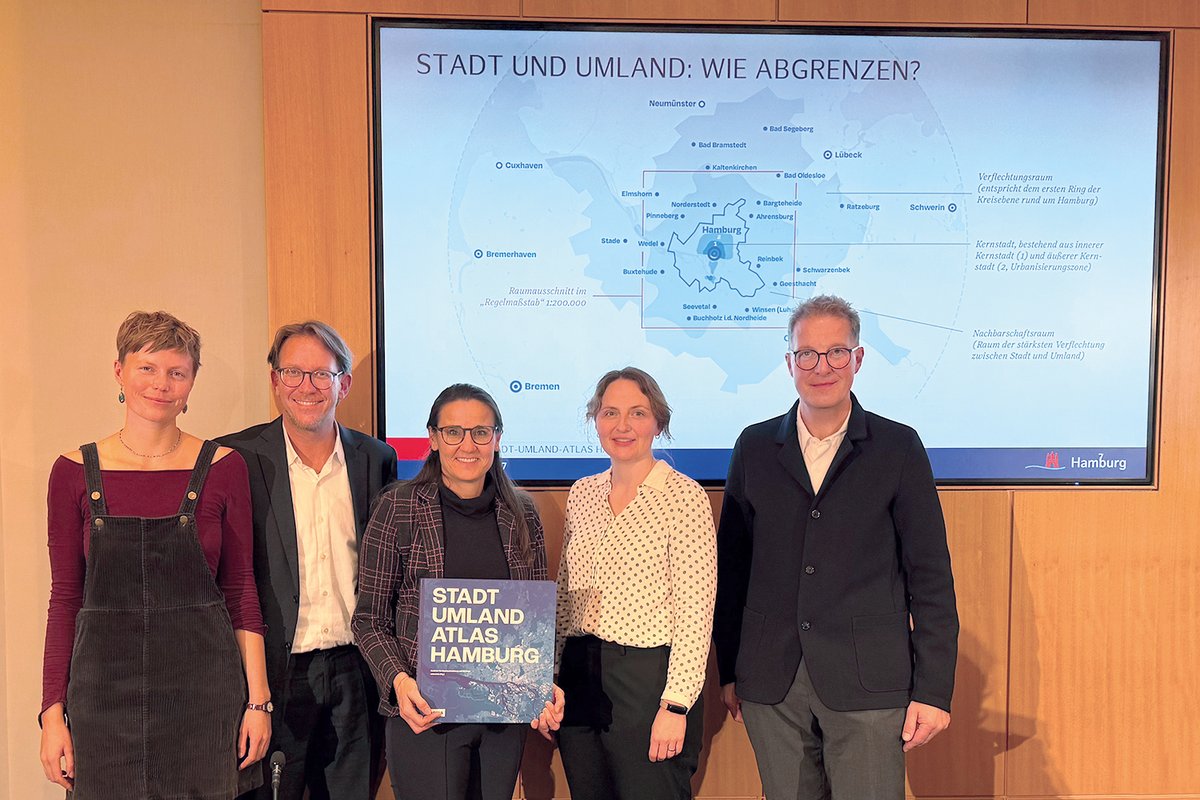 Ein neuer Blick auf Hamburg und die Region:
Stadtentwicklungsbehörde veröffentlicht Stadt-Umland-Atlas. Die Ausstellung dazu findet vom 11.–30.11.25 in der BallinStadt statt. Mehr Informationen unter: hamburg.de/go/1109244