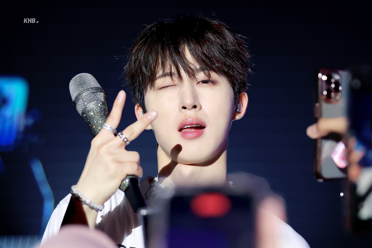 생일축하해 우리의 러버보이 김한빈🎂

#LoverBoiHanbinDay
#29살_비아이 
#BI #비아이 #김한빈 <a href="/shxx131bi131/">김한빈</a>