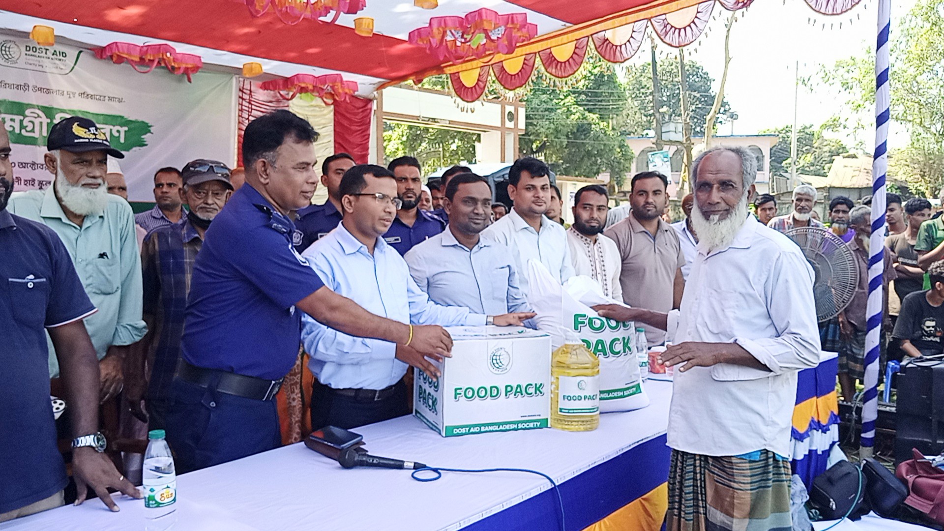 সরিষাবাড়ীতে ৫ শতাধিক হতদরিদ্র পরিবার পেলো দোস্ত এইডের খাদ্যসামগ্রী