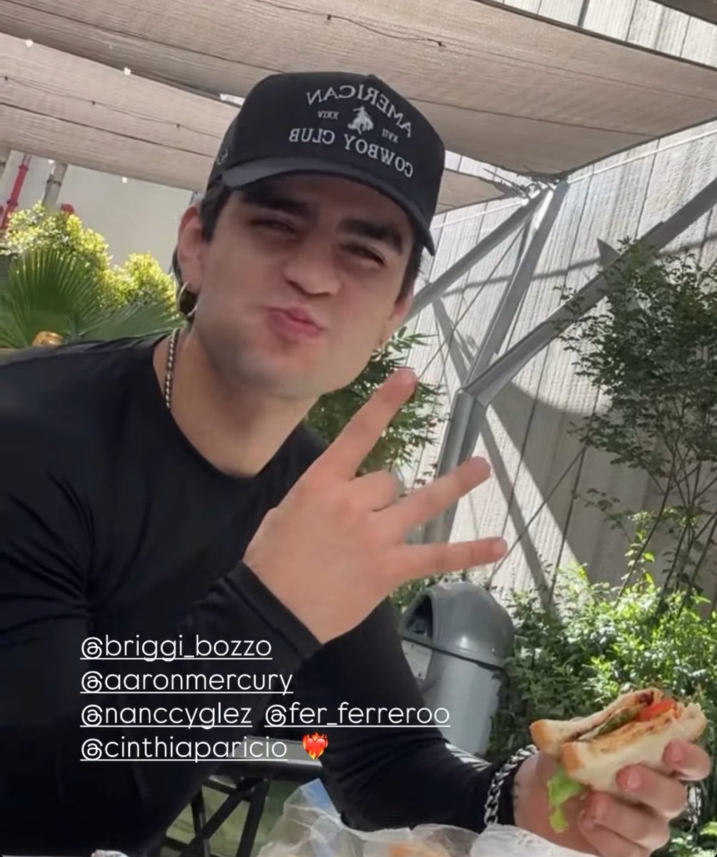Secta_Mercurial's tweet photo. Desayunando y echando chisme con Alexis jajaja 

BRILLAARON LA PISTA ES TUYA 

#LaCasaDeAaron #AaronMercury https://t.co/N4cpxMNRVc