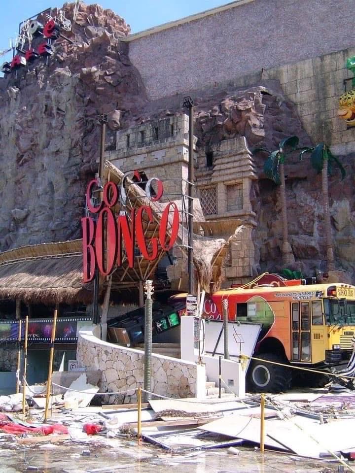 #QuintanaRoo🌀⛈️ #HuracánWilma, a 20 años de su paso devastador.

Por más de 60 horas, el ciclón categoría 5 causó grandes daños a viviendas, vías de comunicación e infraestructura turística de Cancún, Puerto Morelos, Isla Mujeres, Cozumel y Playa del Carmen.