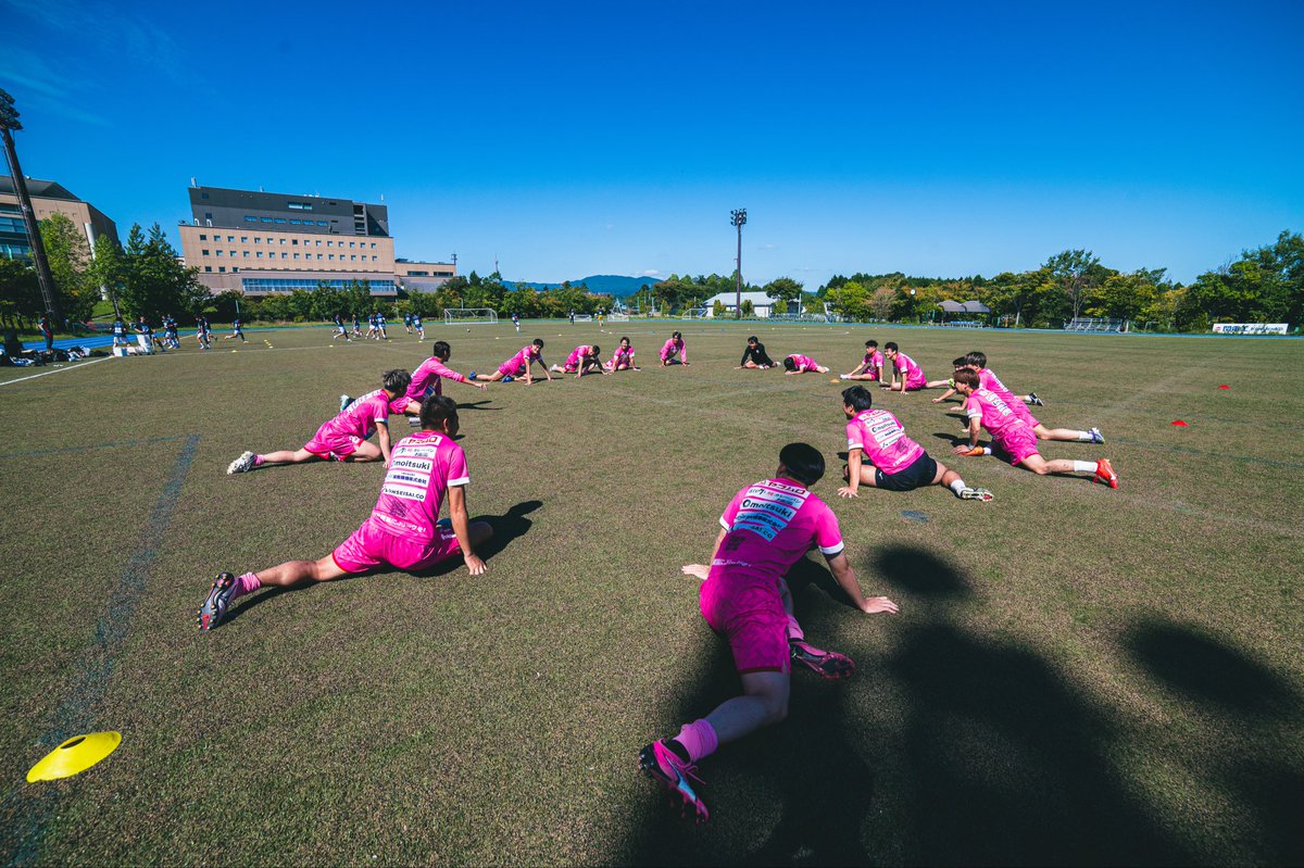 毎日投稿737日目

今日はヴィアベンテン滋賀が滋賀県副知事へ表敬訪問してきました‼️

創設から4年。初年度から携わっていて、ここまで大きくなるとは当時思ってもいませんでした。

今では人工芝のグラウンドで練習していますが、最初は土のグラウンドで汗を流していたのを今でも鮮明に覚えています。