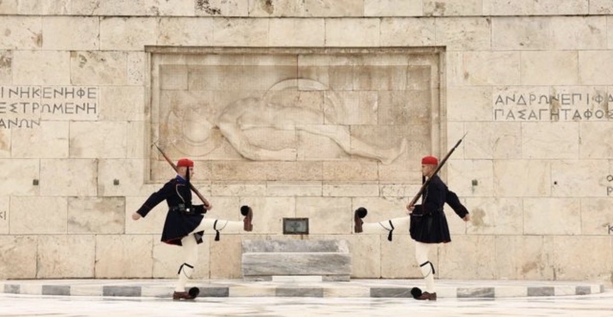 KRYSTALLIA_'s tweet photo. Η υποκρισία εντός της βουλής αμαυρώνει το μνημείο του αγνώστου στρατιώτη…. 
Οι υπεύθυνοι ανεύθυνοι νομοθετούν !!!
#τεμπη_έγκλημα https://t.co/PTpqt9C2ru