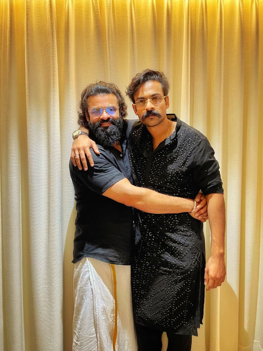 TeluguBulletin's tweet photo. A frame glowing with festive love β€οΈβ¨
Brothers @IamSaiDharamTej and #PanjaVaishnavTej share a heartwarming moment from their #Diwali celebrations π€©
#SaiDharamTej #SaiDurghaTej #VaishnavTej #DiwaliVibes #FestiveMood #BrotherGoals #DiwaliCelebrations https://t.co/TmAhjtquTO