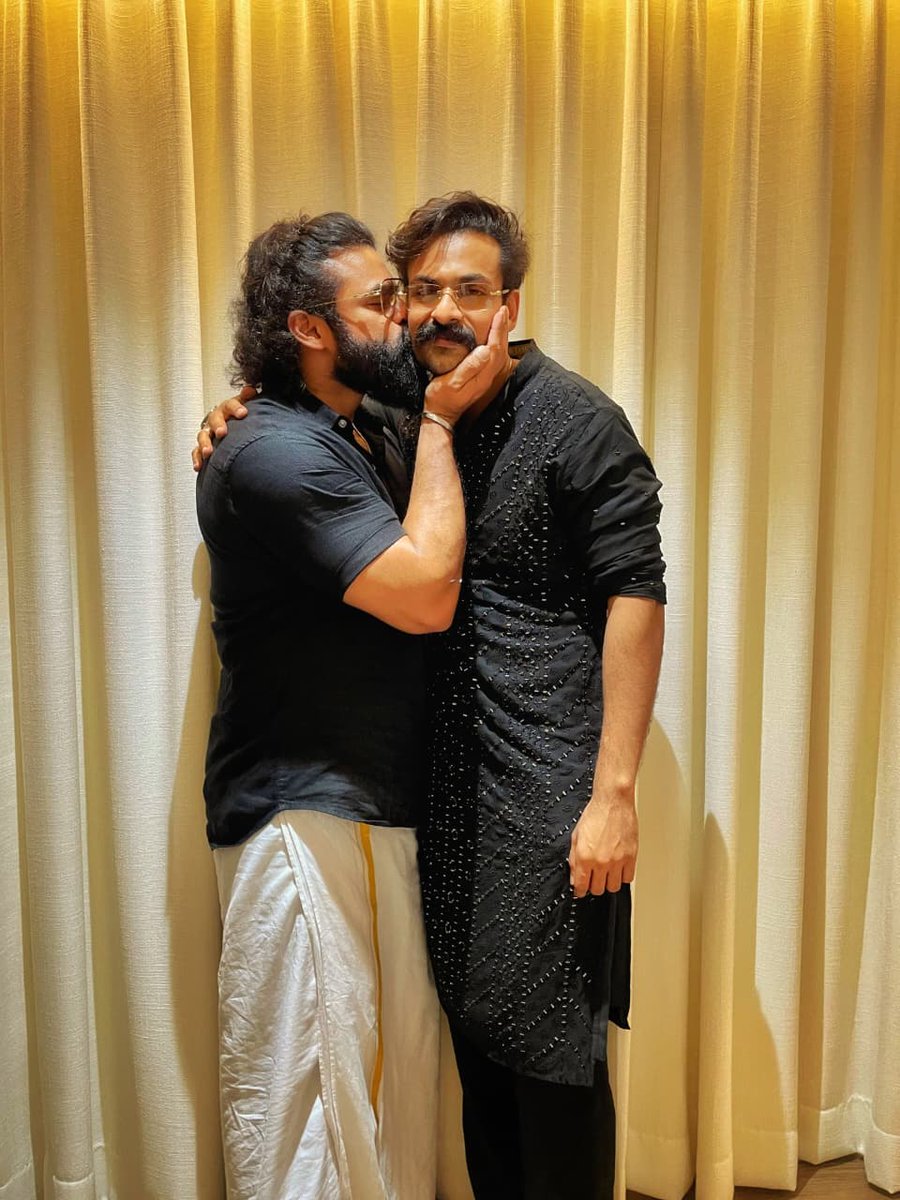 TeluguBulletin's tweet photo. A frame glowing with festive love β€οΈβ¨
Brothers @IamSaiDharamTej and #PanjaVaishnavTej share a heartwarming moment from their #Diwali celebrations π€©
#SaiDharamTej #SaiDurghaTej #VaishnavTej #DiwaliVibes #FestiveMood #BrotherGoals #DiwaliCelebrations https://t.co/TmAhjtquTO