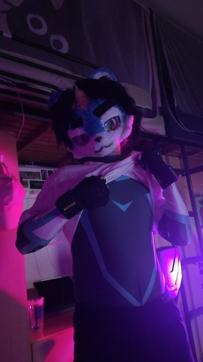 我要上咯嘻嘻
（宿舍私房，舍友帮忙拍的
#furry #zentai