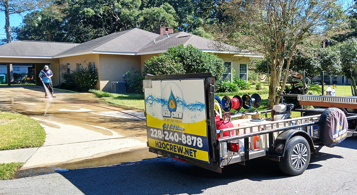 The H2O Crew was in Ocean Springs yesterday - a great Fall day for a house and driveway wash. If your home or property would benefit from a cleaning, give us a call! 🏡