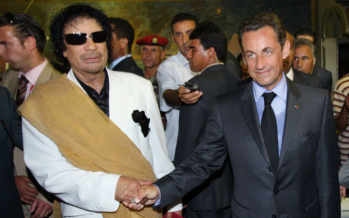 AaronBastani's tweet image. Sarkozy-Libya thing makes Blair seem normal.
To recap: Gaddafi funds Sarkozy election in 2007.
Prez Sarkozy then normalises relations with Libya that December. Talk of collaboration re nuclear technology & sale of fighter jets.
2011: Sarko LEADS the charge to remove Gaddafi!