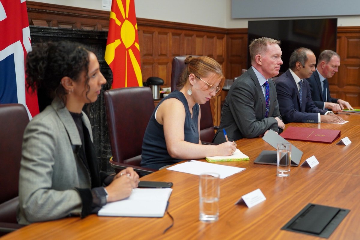 TimcoMucunski's tweet photo. 🇲🇰 🇬🇧 On the sidelines of the Leaders’ Summit within the Berlin Process in London, we held a productive meeting with UK Minister of State for Trade Policy of the United Kingdom, Chris Bryant.

🔹 We reaffirmed the strong partnership between 🇲🇰 and 🇬🇧, further strengthened through the Strategic Partnership Agreement.
🔹 Discussions focused on enhancing economic, trade and infrastructure cooperation, and deepening investment ties.