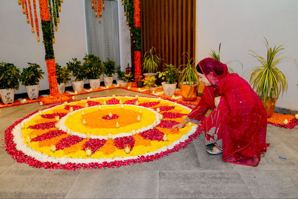 PBGurpreetKaur's tweet image. ਪੰਜਾਬ ਤੇ ਪੰਜਾਬੀਆਂ ਦੇ ਵਿਹੜੇ ਚੜ੍ਹਦੀਕਲਾ, ਤੰਦਰੁਸਤੀ ਤੇ ਤਰੱਕੀਆਂ ਦੇ ਦੀਵੇ ਜਗਦੇ ਰਹਿਣ…ਦੀਵਾਲੀ ਦੀਆਂ ਸਾਰਿਆਂ ਨੂੰ ਮੁਬਾਰਕਾਂ…