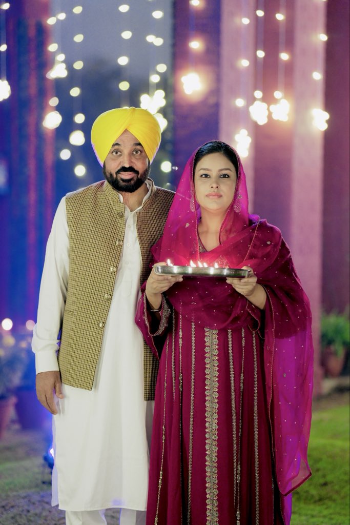 PBGurpreetKaur's tweet image. ਪੰਜਾਬ ਤੇ ਪੰਜਾਬੀਆਂ ਦੇ ਵਿਹੜੇ ਚੜ੍ਹਦੀਕਲਾ, ਤੰਦਰੁਸਤੀ ਤੇ ਤਰੱਕੀਆਂ ਦੇ ਦੀਵੇ ਜਗਦੇ ਰਹਿਣ…ਦੀਵਾਲੀ ਦੀਆਂ ਸਾਰਿਆਂ ਨੂੰ ਮੁਬਾਰਕਾਂ…