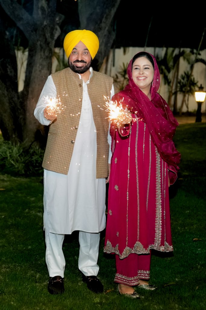 PBGurpreetKaur's tweet image. ਪੰਜਾਬ ਤੇ ਪੰਜਾਬੀਆਂ ਦੇ ਵਿਹੜੇ ਚੜ੍ਹਦੀਕਲਾ, ਤੰਦਰੁਸਤੀ ਤੇ ਤਰੱਕੀਆਂ ਦੇ ਦੀਵੇ ਜਗਦੇ ਰਹਿਣ…ਦੀਵਾਲੀ ਦੀਆਂ ਸਾਰਿਆਂ ਨੂੰ ਮੁਬਾਰਕਾਂ…