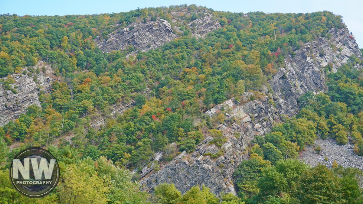 nuclearwh1stle's tweet photo. Prints are available of this photo. Please message me via my website - https://t.co/V4I37l6i17 - or on here, if you're interested. #photography #landscape #landscapephotography #fallfoliage #rockformations #ScenicViews #OverlookingView #delawarewatergap #Pennsylvania #newjersey https://t.co/gdTQ6SWGRo