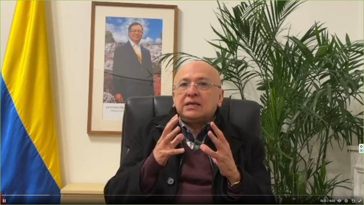 El decreto 1678 de 1958 dice en 
"ARTÍCULO. 1°.- A partir de la vigencia del presente decreto prohíbese colocar en las oficinas públicas retratos del presidente de la república o de otros funcionarios públicos, lo mismo que cualquier grabado o leyenda que directa o indirectamente