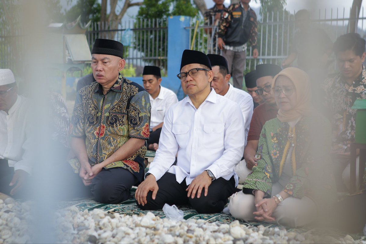 Alhamdulillah, hari ini saya berziarah ke kompleks makam Papan Tinggi Barus, tempat peristirahatan Syekh Mahmud, ulama besar penyebar peradaban Islam pertama di Nusantara.

Ziarah ini menjadi pengingat jelang apel akbar puncak peringatan Hari Santri besok di Barus Tapanuli