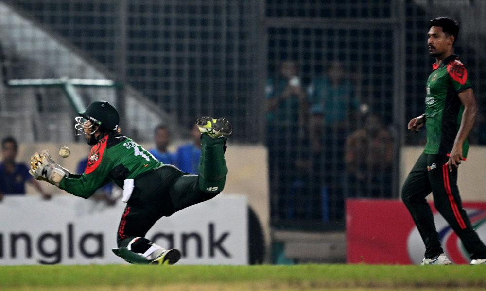 শেষ ওভারের নাটকীয়তায় মিরপুরে সুপার ওভারে গড়াল বাংলাদেশ-ওয়েস্ট ইন্ডিজ সিরিজ