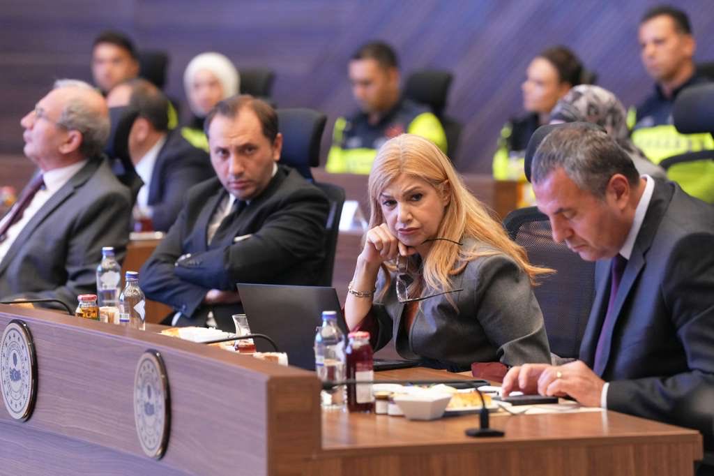 Yeni Trafik Yasası Teklifinin, hedefleri ve getirdiği yenilikleri değerlendirmek üzere kıymetli basın mensuplarımızla bir araya geldik.

Caydırıcılık, trafik kültürünün gelişmesini ve kökleşmesini sağlayan en temel yapı taşıdır.

Yeni Trafik Yasası; caydırıcılığı arttırmak;