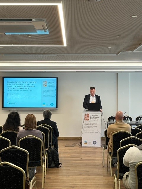 elementargroup's tweet photo. Greetings from #TheSoilReUnion in Serbia! Today, Peter Corell (#Elementar) shared insights on how sample weight & grain size impact #SoilCarbon precision.
Missed it? Catch the key takeaways in our Application Note 👉 https://t.co/uH9NJNW7Ib
#CarbonAnalysis #SamplePreparation https://t.co/RckWeuiS9s