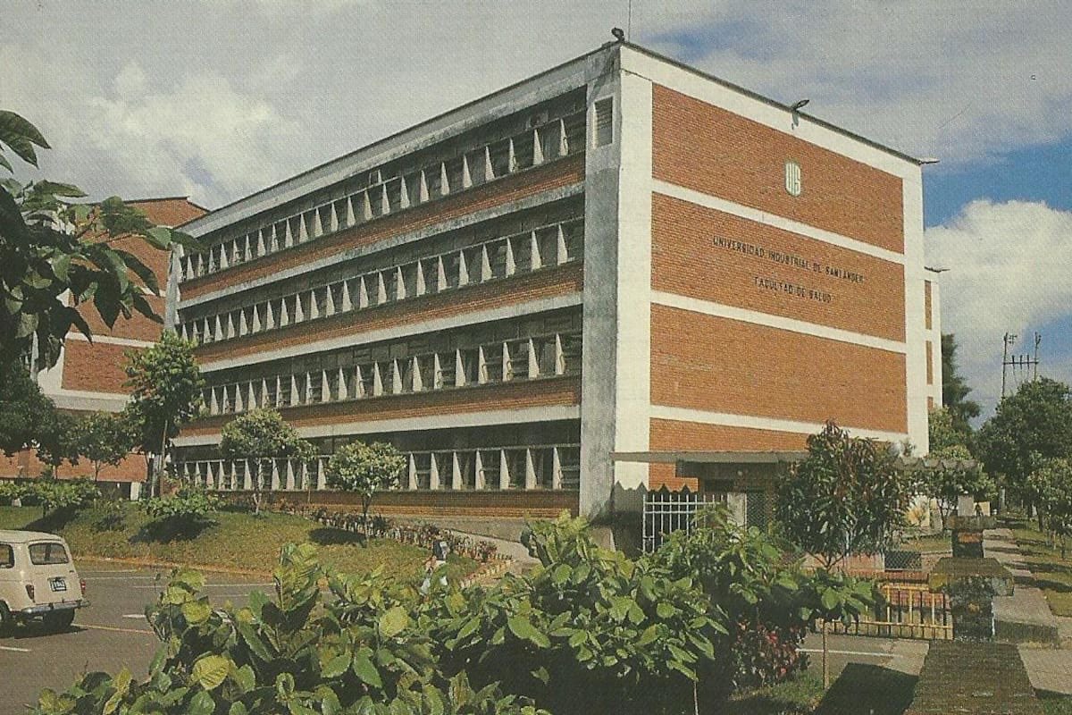 Hamgzero's tweet image. Facultad de salud cuando yo estudiaba VS ahora. 😅😅