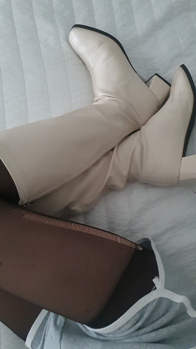 평범하게 돌핀팬츠에 검스신고, 롱부츠 신고 잤을 뿐인데
왜 스타킹이 찢어진걸까
그것도 허벅지부분이

#cd #여장 #보추 #신던스타킹 #신던구두 #구닝