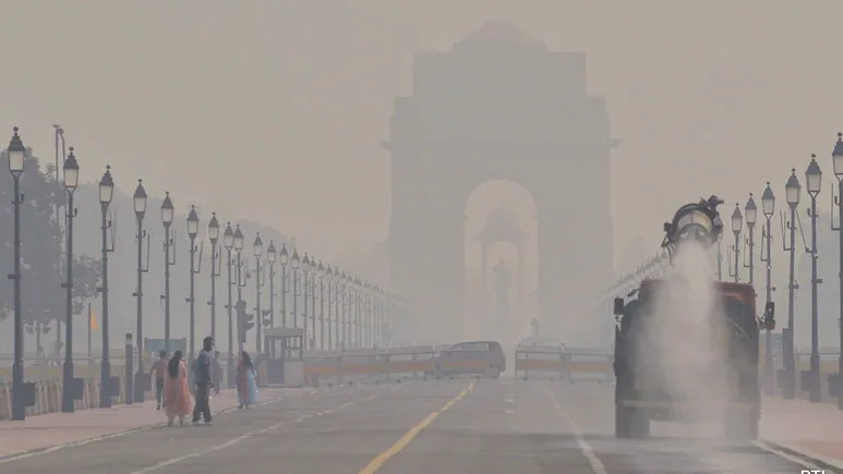 ndtv's tweet photo. 'Green' Crackers Failed. Delhi Suffers Worst Post-#Diwali Air In 5 Years @ShreyaG9401  https://t.co/Iu3TVqvsI2 https://t.co/nVgTSSLxAA