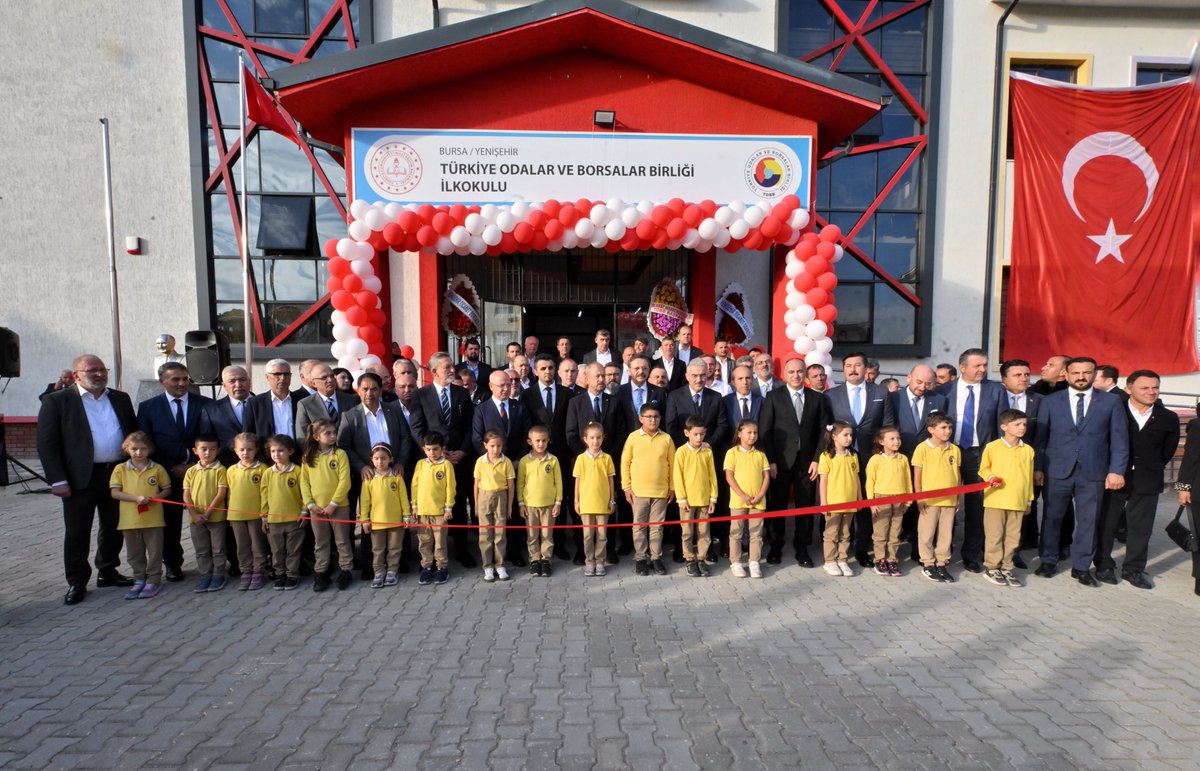 RHisarciklioglu's tweet photo. 📍Yenişehir - Bursa

Türkiye’nin geleceğine yatırım yapmaya devam ediyoruz. 🇹🇷 

Bursa Yenişehir TOBB İlkokulu’nda öğrencilerimizle bir araya geldik. Pırıl pırıl umut dolu çocuklarımızla sohbet ettik.

Okulumuz öğrenci ve öğretmenlerimize hayırlı olsun.

Heyecanlı ve gururluyuz.

81 ilimizi eğitim tesisi ile donattık.

Milli Eğitim Bakanlığı iş birliğiyle başlattığımız "154 İlçeye 154 Okul" projemiz tamamlandığında 307 eğitim tesisini ülkemize ve çocuklarımıza armağan etmiş olacağız.🧿

Çabamız ülkemizin yarınları,
çocuklarımızın geleceği için.

#TOBB307egitimtesisi