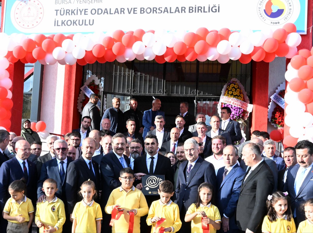 RHisarciklioglu's tweet photo. 📍Yenişehir - Bursa

Türkiye’nin geleceğine yatırım yapmaya devam ediyoruz. 🇹🇷 

Bursa Yenişehir TOBB İlkokulu’nda öğrencilerimizle bir araya geldik. Pırıl pırıl umut dolu çocuklarımızla sohbet ettik.

Okulumuz öğrenci ve öğretmenlerimize hayırlı olsun.

Heyecanlı ve gururluyuz.

81 ilimizi eğitim tesisi ile donattık.

Milli Eğitim Bakanlığı iş birliğiyle başlattığımız "154 İlçeye 154 Okul" projemiz tamamlandığında 307 eğitim tesisini ülkemize ve çocuklarımıza armağan etmiş olacağız.🧿

Çabamız ülkemizin yarınları,
çocuklarımızın geleceği için.

#TOBB307egitimtesisi