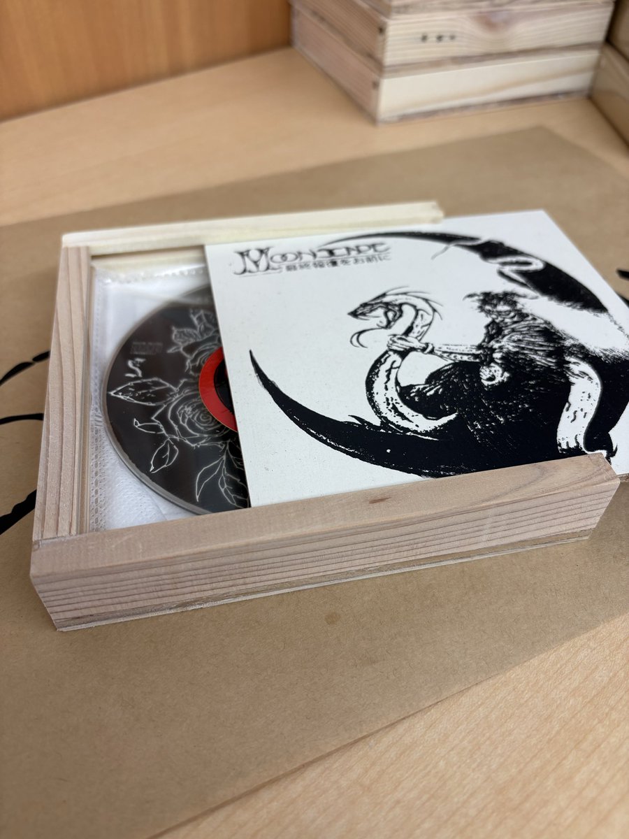 新月を迎えました。
今日からMOONSCAPE 2ndアルバム
「最終報復をお前に」発売です。

再始動するなら全て新曲でないと意味が無いと思ってました。
自分の中でhard core punkは常に特別で最新の音楽。
最前でやってる人達が1番かっこいいしそうあるべきだと。
是非チェックしてみて下さい。