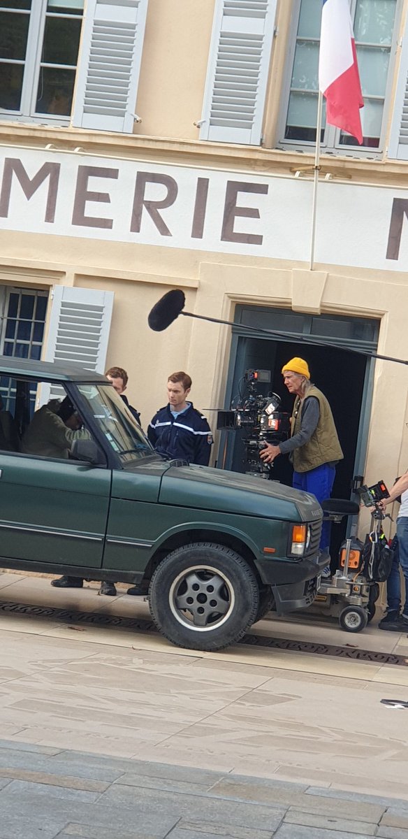La Capitaine Marleau arrive en Range rover pour tourner à la Gendarmerie de Saint Tropez.