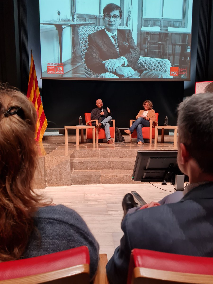 Yolanda,Aguilar, regidora a l'ajuntament de Palamós conversa amb Odon Elorza a Girona per a homenaje a Ernest Lluch