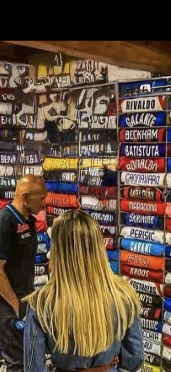 Grandissima e pregiata la collezione di maglie del mister #Spalletti. Trova l’intruso?