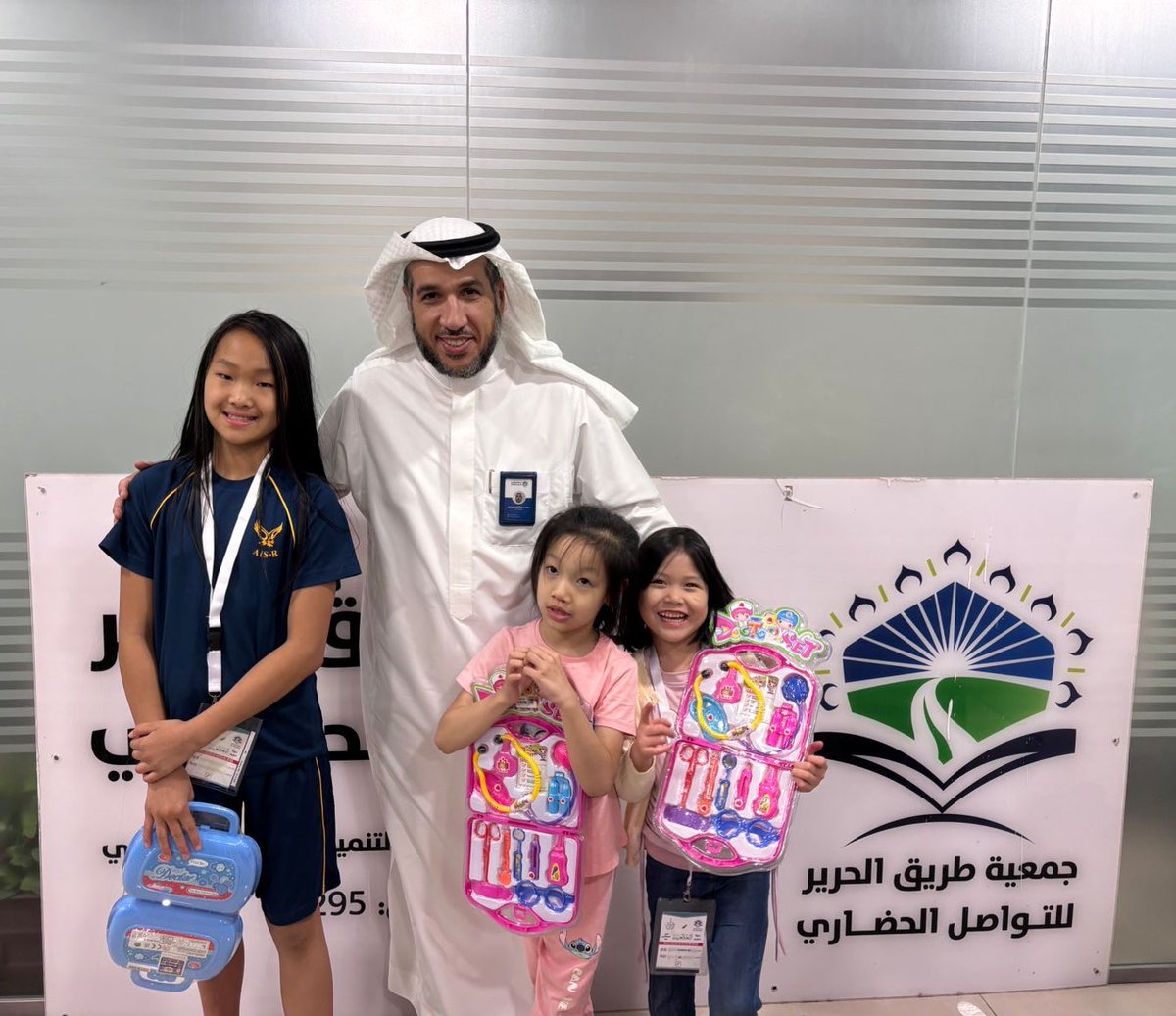 استقبلت جمعية طريق الحرير للتواصل الحضاري بقيادة مديرها التنفيذي الأستاذ محمد المشاري عددًا من أبناء الجالية الصينية، حيث تم خلال الزيارة الاحتفاء بهم وتقديم الهدايا في أجواء يسودها الودّ والتقارب الثقافي.
تأتي هذه المبادرة ضمن جهود الجمعية في تعزيز التواصل الإنساني وبناء جسور