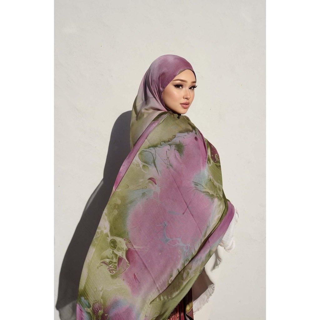 peanuts_525's tweet image. A touch of art, a hint of grace 🌸
Wrap yourself in elegance with this stunning printed shawl — soft tones, silky flow, and pure charm 💫

Link : s.shopee.com.my/8fJuvIHrPg

#HijabInspo #PrintedShawl #MuslimahStyle #ChicModesty #ElegantLook