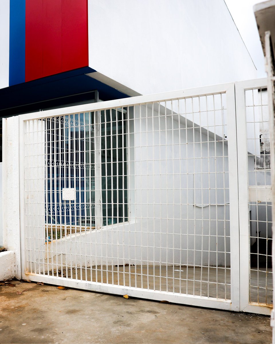 ecbahia's tweet photo. 🫵🏽 Com estacionamento interno, nova @LojaDoBahia na Pituba tá com ídolos Beijoca e Zé Carlos, troféus oficiais, mascotes, Tricolíderes e sorteios. À tarde receberá atletas do masculino e do feminino! Aprovidte até 18h! #SupermanWeek #BBMP https://t.co/kTDoFaUfEH