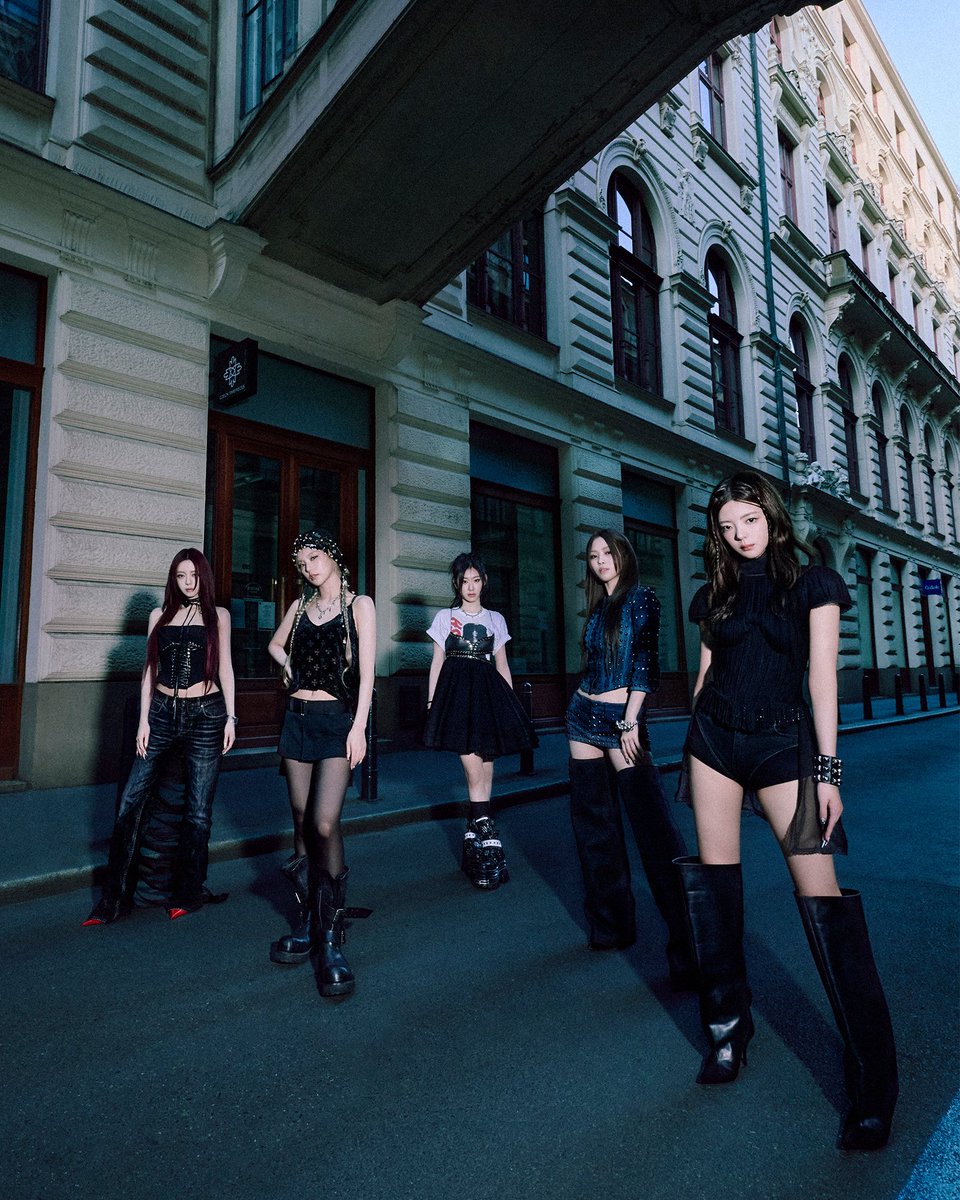 kchartsmaster's tweet image. ITZY for 'TUNNEL VISION' concept photos.