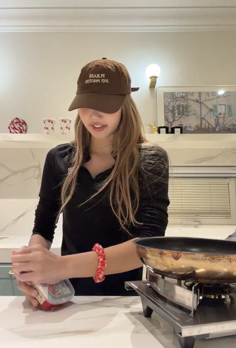 “It’s gonna be my first time cooking this so you guys have to help me again” 😭😭😭