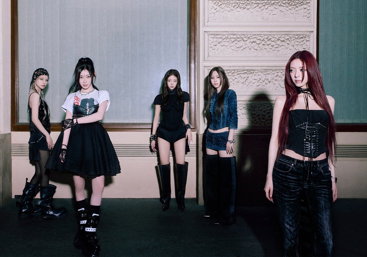 kchartsmaster's tweet image. ITZY for 'TUNNEL VISION' concept photos.