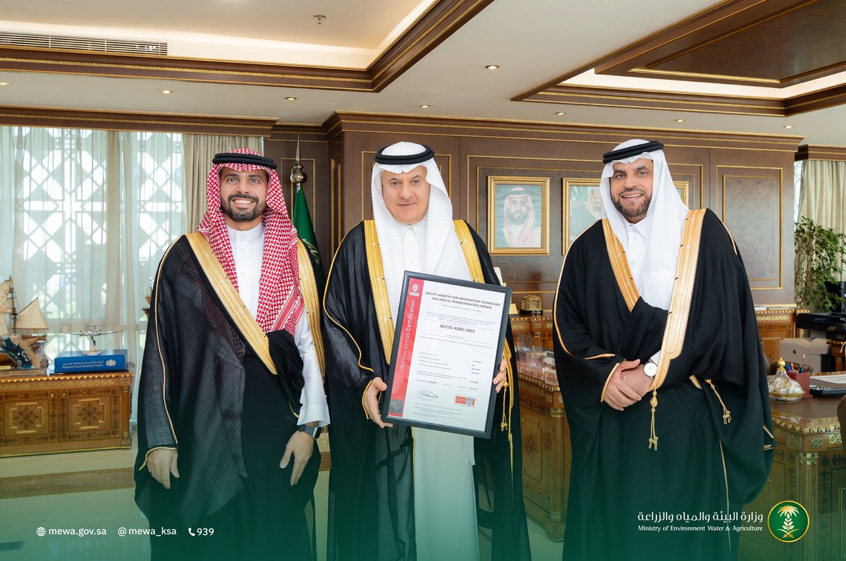 MEWA_KSA's tweet photo. معالي الوزير يطّلع على أبرز جهود الوزارة في مجال الابتكار والتميز الرقمي وتطبيق الذكاء الاصطناعي، ويتسلم شهادة ISO/IEC 42001 التي حصلت عليها الوزارة بعد تطويرها نظام إدارة للذكاء الاصطناعي (AIMS) بحضور معالي محافظ هيئة الحكومة الرقمية. https://t.co/2xSLpX8BPj