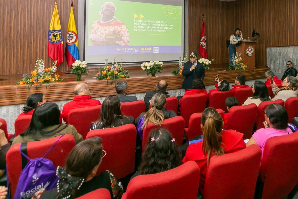 La bandera de Colombia, cuando está con otra, siempre va a su derecha.

En este caso, está a la izquierda, lo que significa una falta de respeto.

Además, la bandera de Colombia, es de guerra, de uso privativo de la Fuerza Pública. 

<a href="/Unilibrebog/">Universidad Libre</a> 
<a href="/TalentoDigCol/">Talento Digital MinTIC</a>