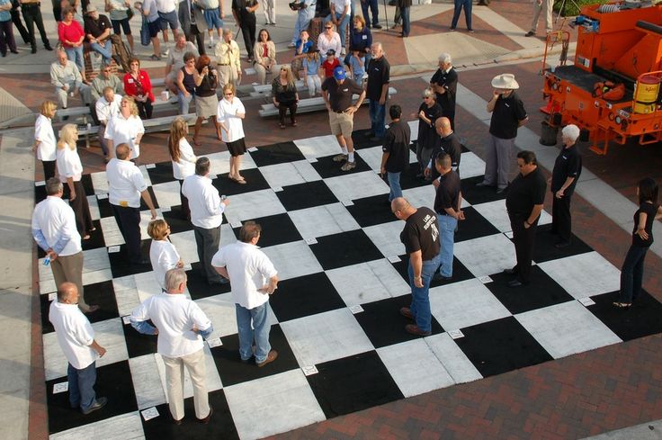 dharamkalia's tweet image. Live human chess ❤️ ...it&apos;s interesting and humiliating at the same time. Like New Orleans.
#LiteraturePosts #chesshumor