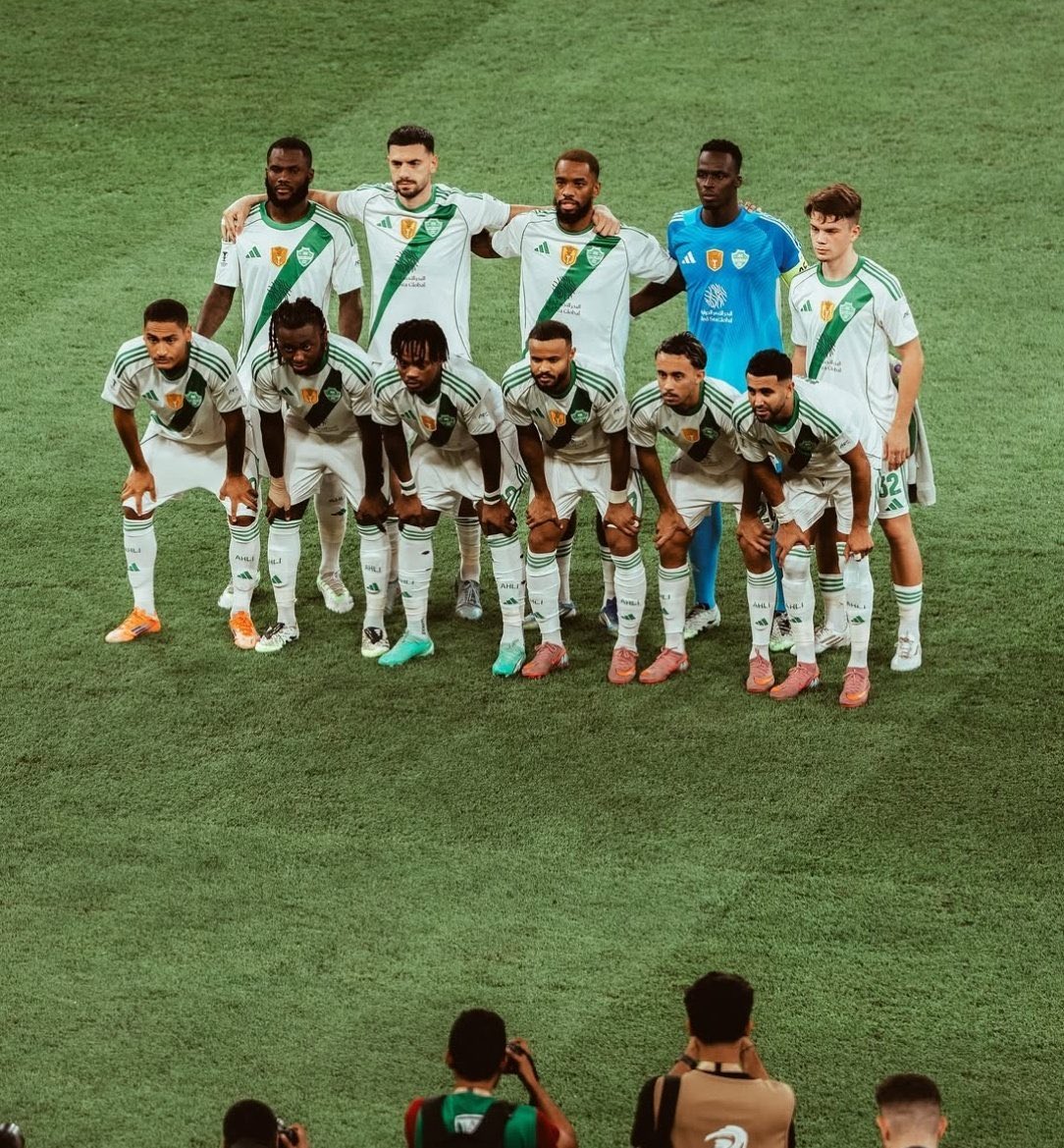 تقع مصلحة أي نادي في العالم قبل كل شيء هو الحفاظ على الكيان من المناكفات والإشاعات السلبية التي تسبب بعدم إستقرار النادي ..

واحدة من أهم نجاحات الأندية هي البيئة الصحية ومواجهة كل من يحاول تدمير أي عمل بغض النظر عن أي رأي فني وتكتيكي وغيرها ..

ما يتعرض له الأهلي من هجوم في