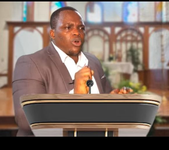 Mumfashe dushimire RIB na POLICE bamaze gufunga uyu Bucyanayandi Emmanuel wiyifa umuvugabutumwa agatuburira abantu.

Icyo twasaba RIB nanone nugushaka nabo bandi bakomaga amashyi arimo aravuga ibintu nkibi bakabahana kuko nugushyigikira amafuti. 💀💀

🏃Nkigendera