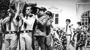 "A nosotros nos llamaban 'maketos' y 'coreanos', nos despreciaban. Yo trabajaba en una fábrica con 250 obreros y sólo 2 me dieron el pésame"
D. Francisco, hijo del Policía Municipal D. Ángel Astuy Rdgz, 5 hijos de 10 a 20 años, asesinado a balazos en Oñate por los cobardes de ETA