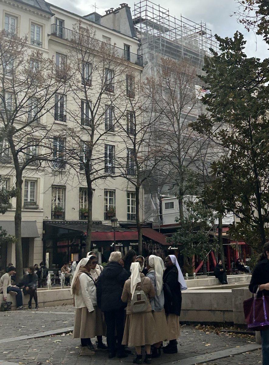 primeras reuniones de fans de rosalía para escuchar su nuevo álbum!!!