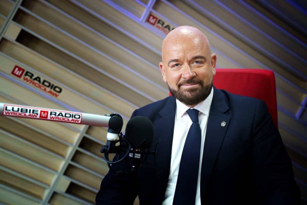 Prezydent Wrocławia w <a href="/prwpl/">Radio Wrocław</a> 
powiedział, że złożył powództwo cywilne w związku z tym co mówi <a href="/TudujKrzysztof/">Krzysztof Tuduj</a> ws. korupcji. "Mam nadzieję, że poseł Tuduj nie będzie chował się za immunitetem. Ja się nie chowam" - powiedział <a href="/SutrykJacek/">Jacek Sutryk</a>