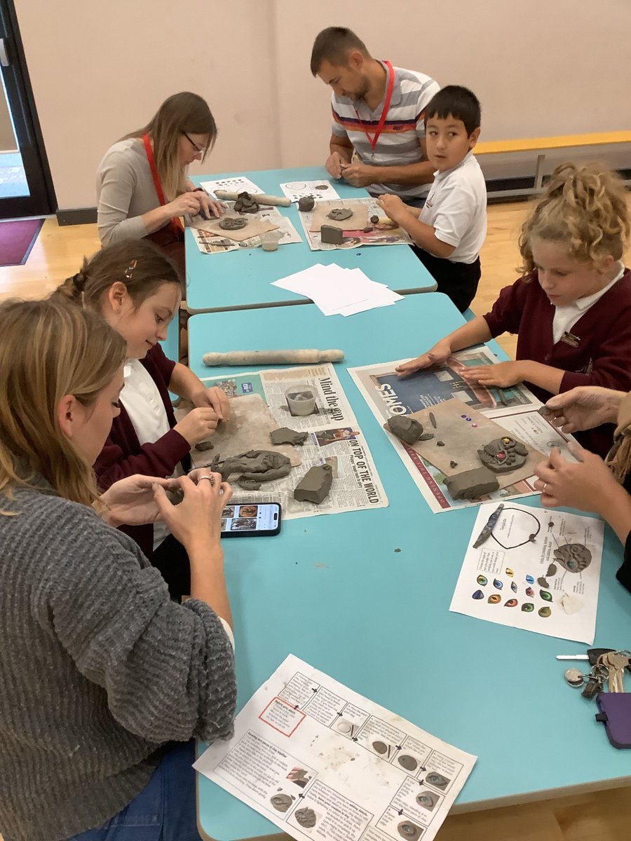 Parents and carers were welcomed in for our Y4 Art workshops. Parks and Beethoven classes enjoyed creating mythical beast eyes from clay linked to their learning about Greek Mythology. Thank you to all those who attended – we hope you enjoyed it as much as the staff and children!