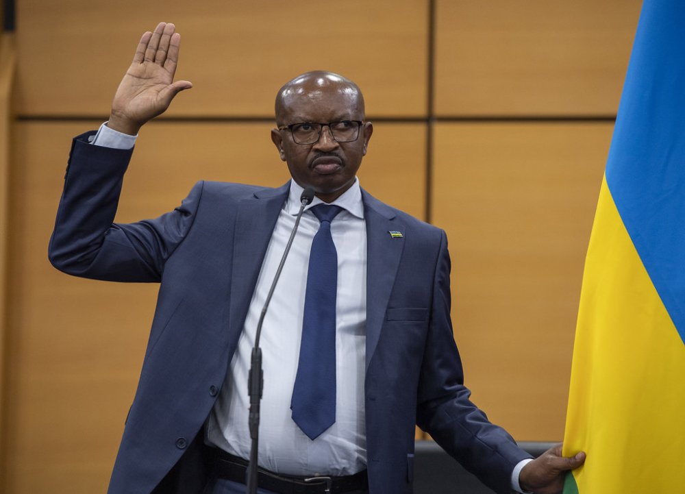 🚨 AMAKURU MASHYA 🚨

Perezida wa Repubulika Paul Kagame yashyizeho Abasenateri nk'uko biteganywa n'Ingingo ya 80 y'Itegeko Nshinga.

Abo ni Prof Dusingizemungu Jean Pierre, Uwizeyimana Evode, Dr Uwamariya Valentine na Gasana Alfred.