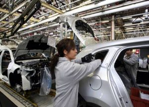 La consultora <a href="/AlixPartnersLLP/">AlixPartners</a>  considera que, en los próximos años, las marcas #chinas ganarán tal protagonismo en el mercado europeo que podría suponer el cierre actual de hasta ocho fábricas de coches. mascontainer.com/ocho-fabricas-…