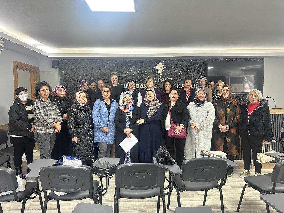 Kuşadası İlçe Kadın Kolları Yönetim Kurulu üyelerimiz ve Mahalle başkanlarımızla birlikte istişare toplantımızı gerçekleştirdik toplantımız hayırlara vesile olsun.

<a href="/tugbaisikercan/">Tuğba IŞIK ERCAN</a> 
<a href="/tulaykaynarca/">Tülay Kaynarca</a> 
@selverakkoyunkorkmaz 
<a href="/muallavarol/">Mualla Varol 🇹🇷🇹🇷🇹🇷</a> 
<a href="/sahika/">Sahika Reddy Palvai</a>.edremit 
@akkadingm